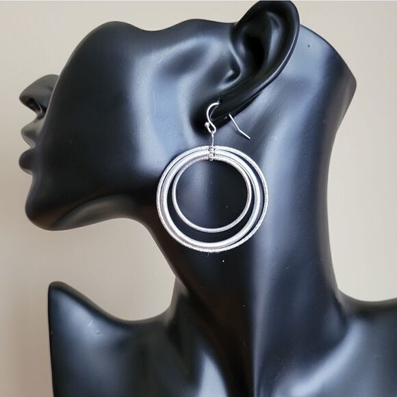 NWOT Silver Tone Statement Jewelry Earring - Picture 3 of 4